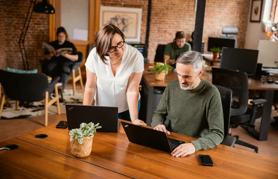 Johan en Kim aan het werk bij een klant